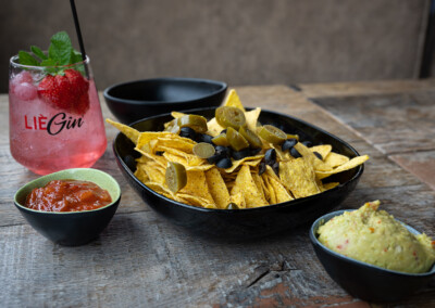 Nachos et les garnitures accompagné d'un petit gin