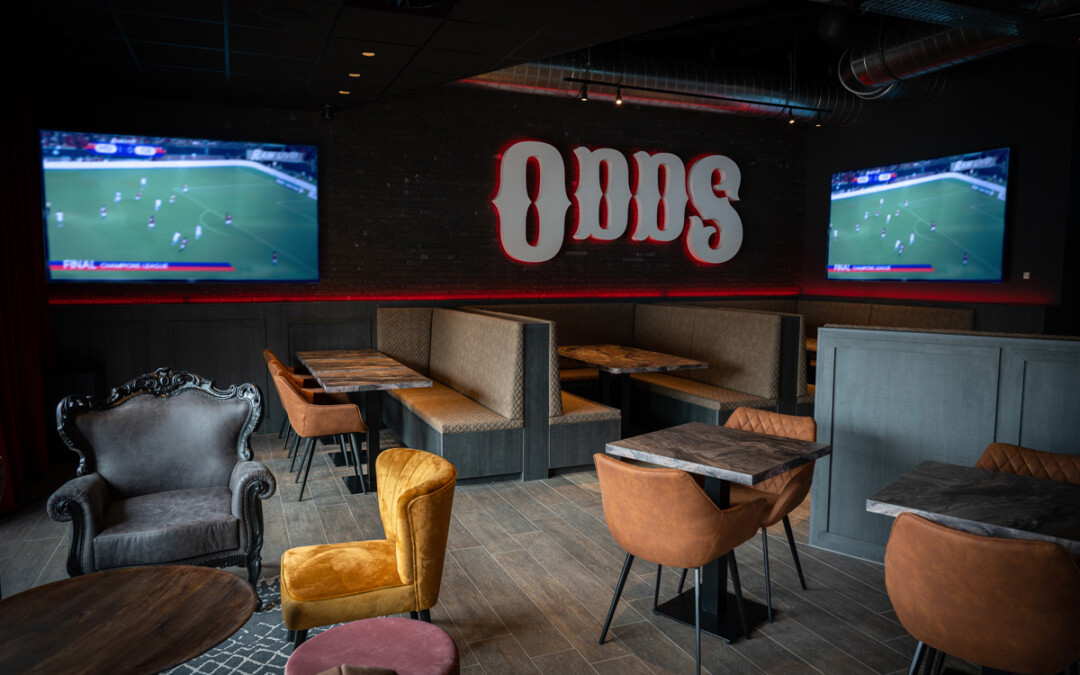 Coin restaurant avec des tables et des chaises pour regarder en même temps un match à la télévision